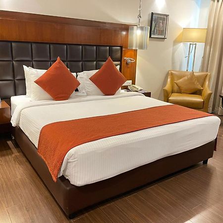 Paradigm Sarovar Portico Kākināda Eksteriør billede