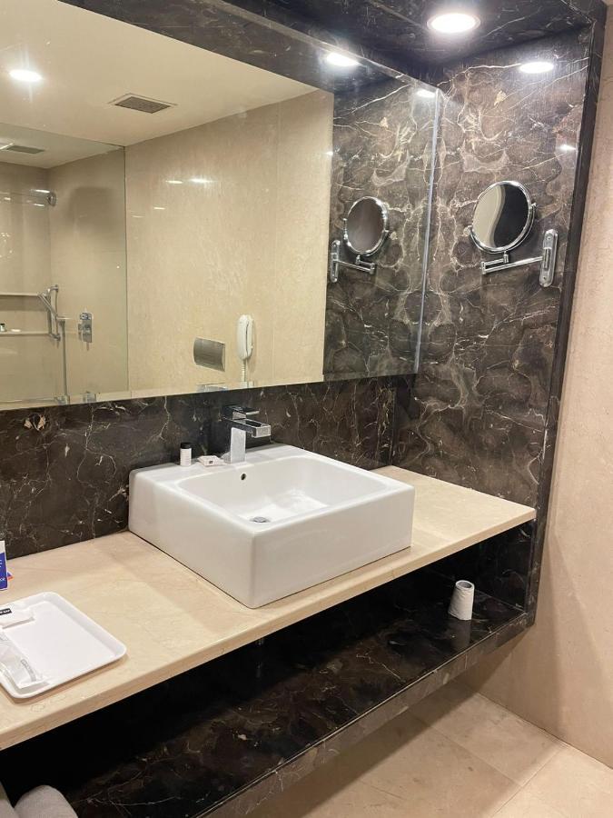 Paradigm Sarovar Portico Kākināda Eksteriør billede