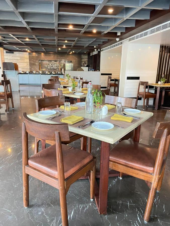 Paradigm Sarovar Portico Kākināda Eksteriør billede