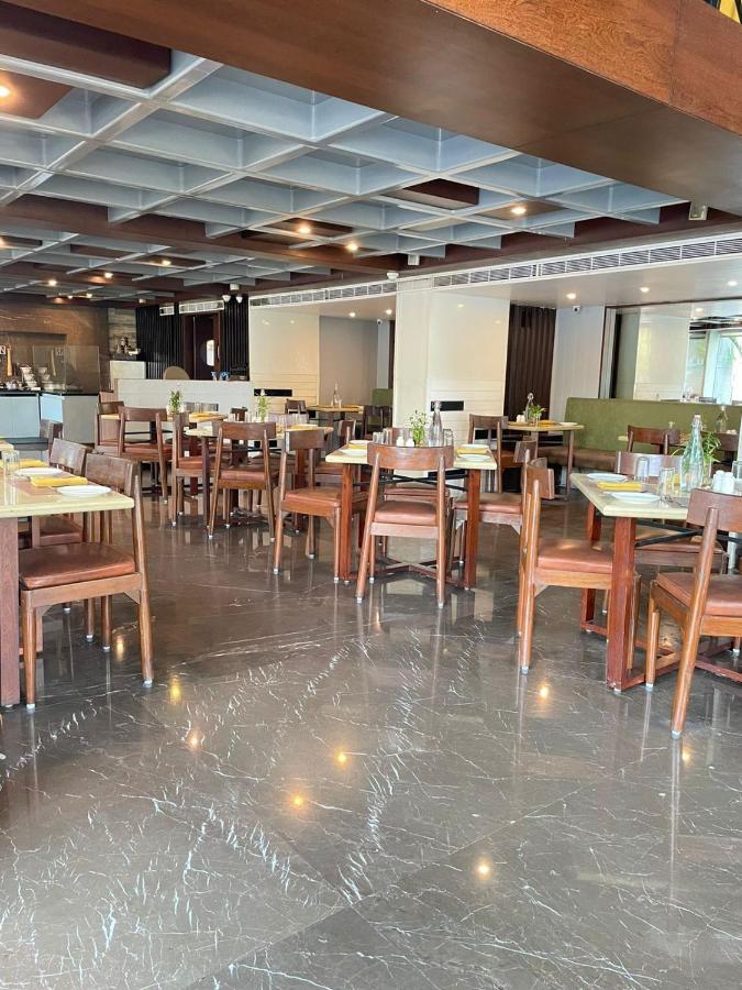 Paradigm Sarovar Portico Kākināda Eksteriør billede